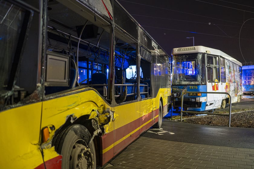 Tramwaj nr 10 wjechał w bok autobusu nr 107. Cztery osoby są lekko ranne